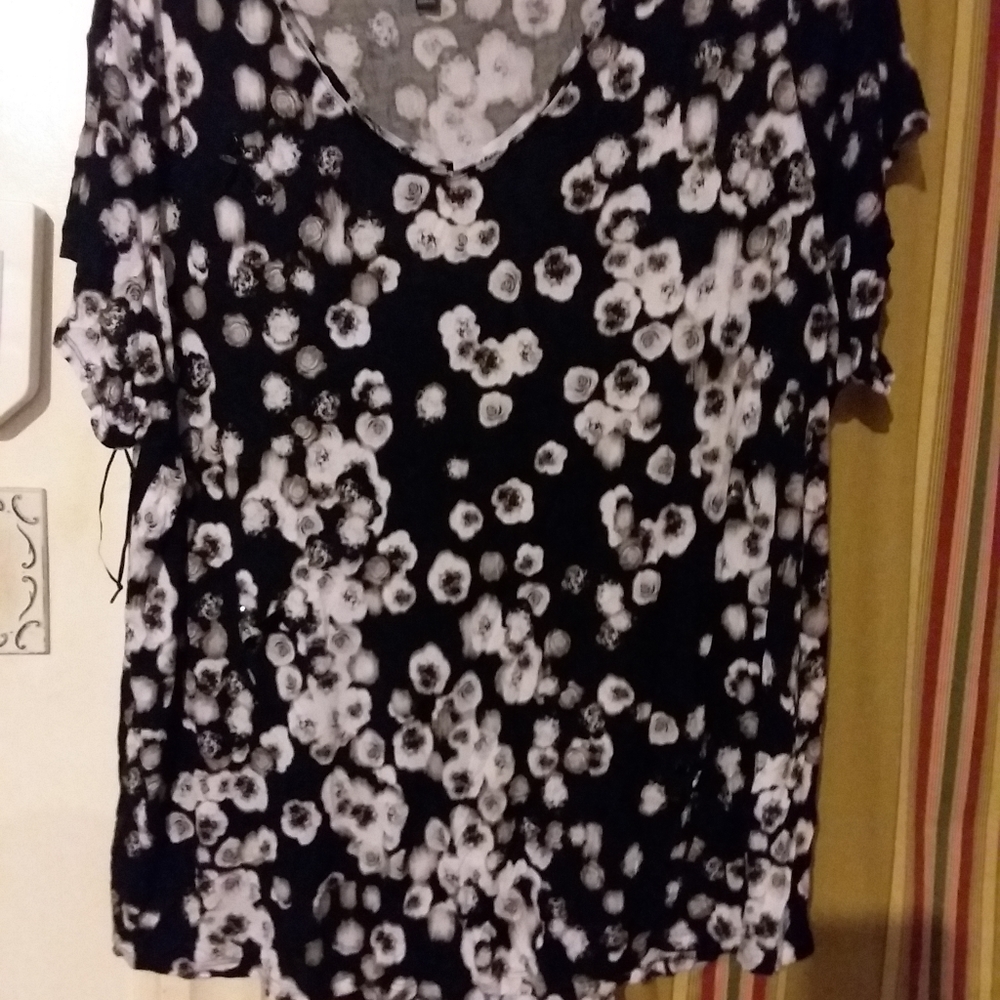SIMPLY VERA WANG WOMEN TOP ,SZ 3X,BLACK & WHITE.